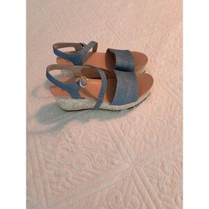 CROWN & IVY Sandals Womens 9M Blue Denim Casual Ankle Strap Buckle Chic Platform